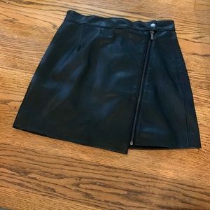 Black leather skirt size 6 with zipper